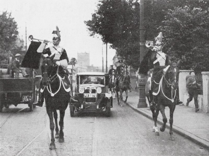 Mounted Heralds of Arms foran en offisiell bil, London (s/hv-bilde) av English Photographer