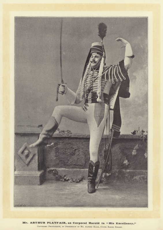 Mr Arthur Playfair, som korporal Harold i Hans Eksellens av English Photographer
