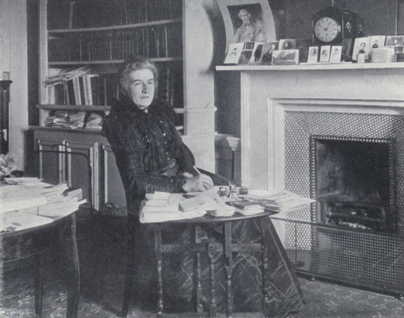 Mrs Humphry Ward i studien hennes (s/hv-bilde) av English Photographer