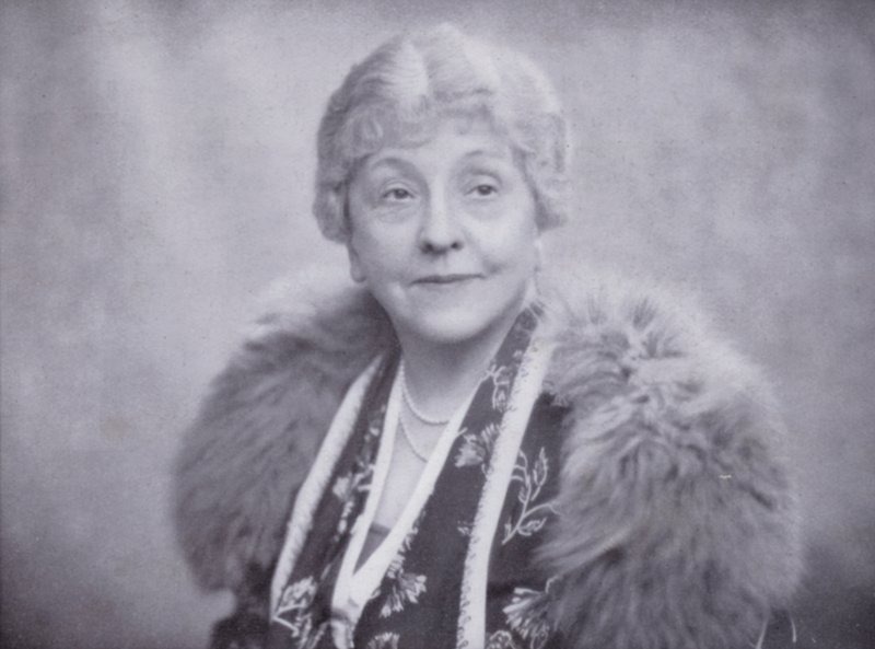 Fru Laura Henderson, eier av Windmill Theatre, Piccadilly, London (bilde) av English Photographer