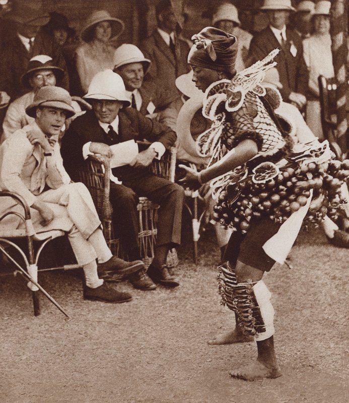Innfødt skjønnhet i Freetown, Sierra Leone, danser foran den fremtidige kong Edward VIII av English Photographer