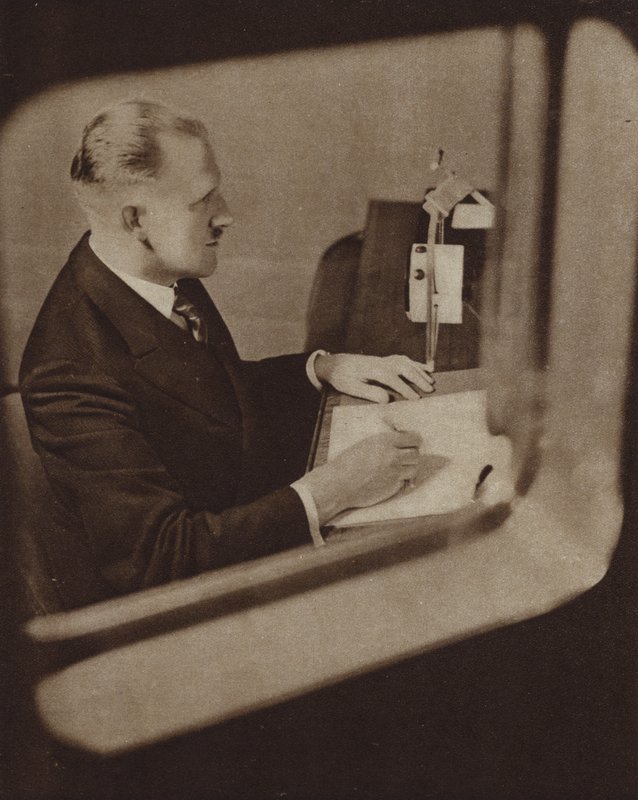 Nyhetsleser som leser nyhetene i studioene til BBC, London (s/hv-bilde) av English Photographer