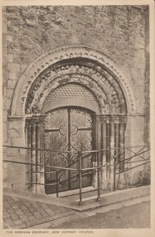 Norman døråpning til St Nicholas Church, New Romney, Kent (s/hvitt bilde) av English Photographer