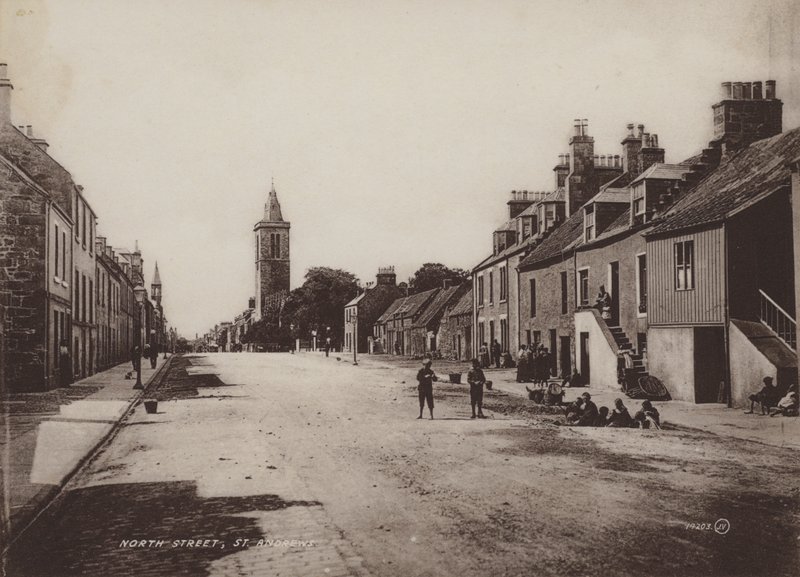 North Street, St. Andrews av English Photographer