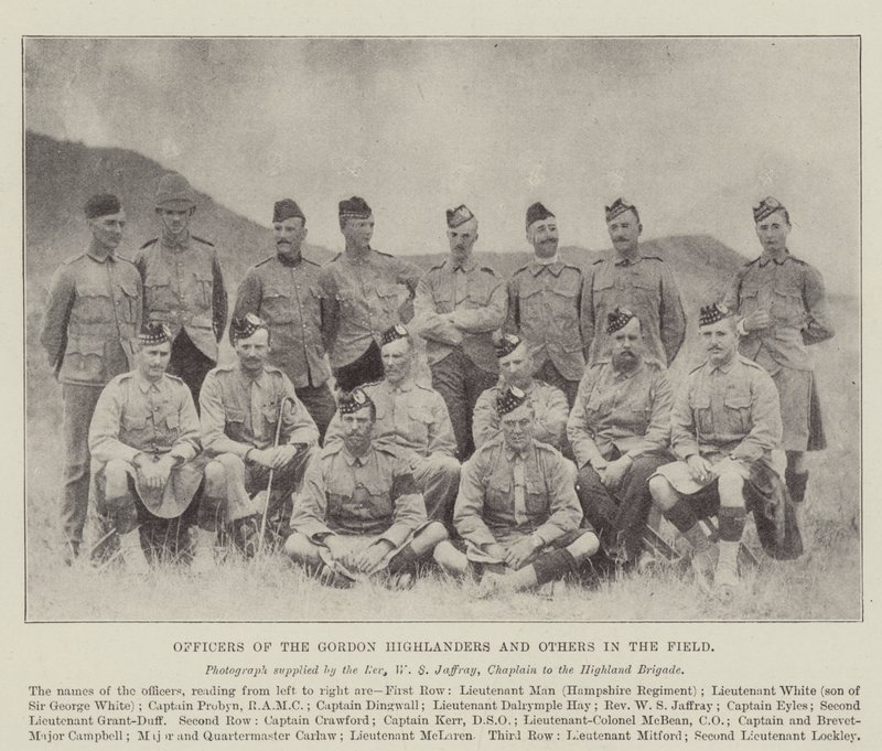 Offiserer for Gordon Highlanders og andre i felten av English Photographer