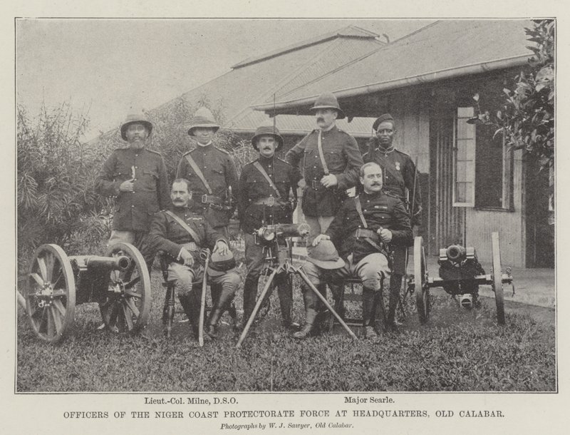 Offiserer fra Niger Coast Protectorate Force ved hovedkvarteret, Old Calabar av English Photographer