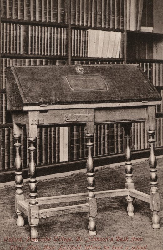 Oxford, Pembroke College, Dr Johnson's Desk, fra Edial Hall, nr Lichfield, hvor han holdt en skole (s/hv-bilde) av English Photographer
