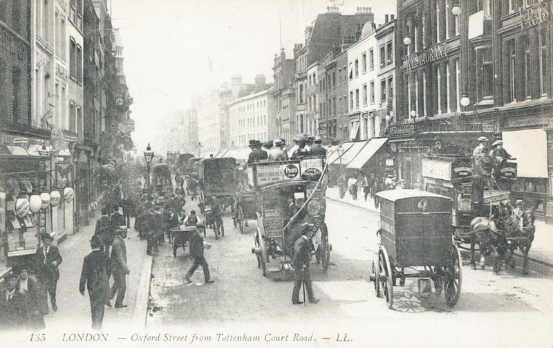 Oxford Street sett fra Tottenham Court Road av English Photographer