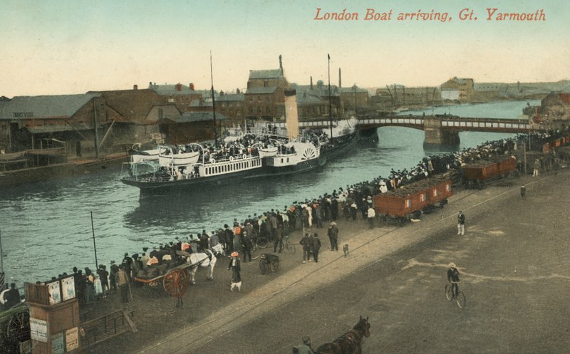 Hjuldamper fra London ankommer Great Yarmouth, Norfolk (bilde) av English Photographer