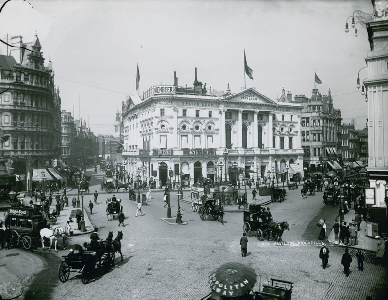 Pavilion, Piccadilly, London av English Photographer