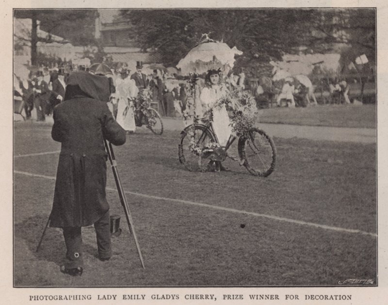 Fotograferer Lady Emily Gladys Cherry, prisvinner for dekorasjon av English Photographer