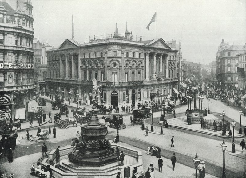 Piccadilly Circus, som viser Shaftesbury Memorial Fountain og London Pavilion (s/hv-bilde) av English Photographer