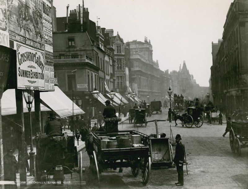 Piccadilly, London, med utsikt mot øst av English Photographer