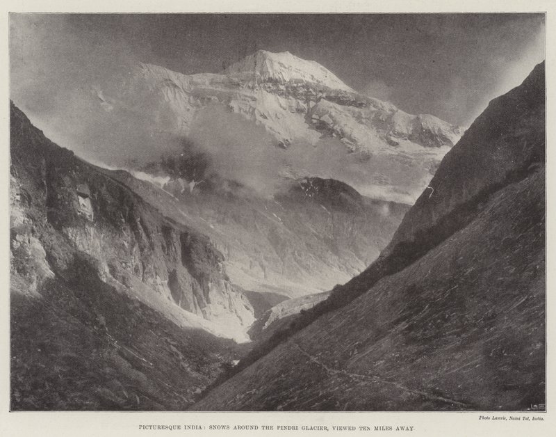 Pittoreske India, snø rundt Pindri-breen, sett ti mil unna av English Photographer