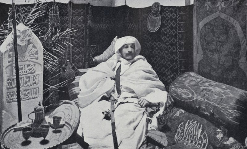 Pierre Loti i sin studie (s/hv-bilde) av English Photographer