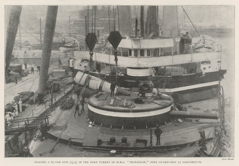 Plassering av en 67-tonns pistol (13,5) i fortårnet til HMS Trafalgar, Port Guard-Ship i Portsmouth av English Photographer