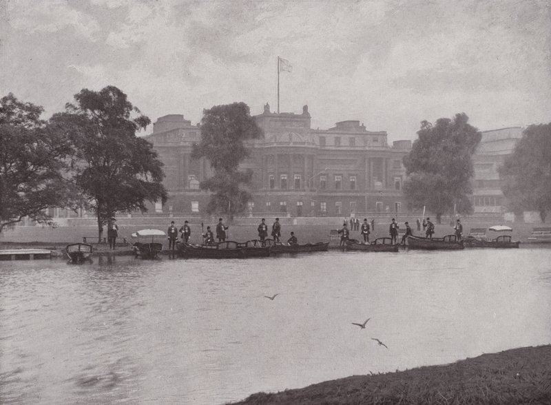Pleasure Grounds of Buckingham Palace av English Photographer