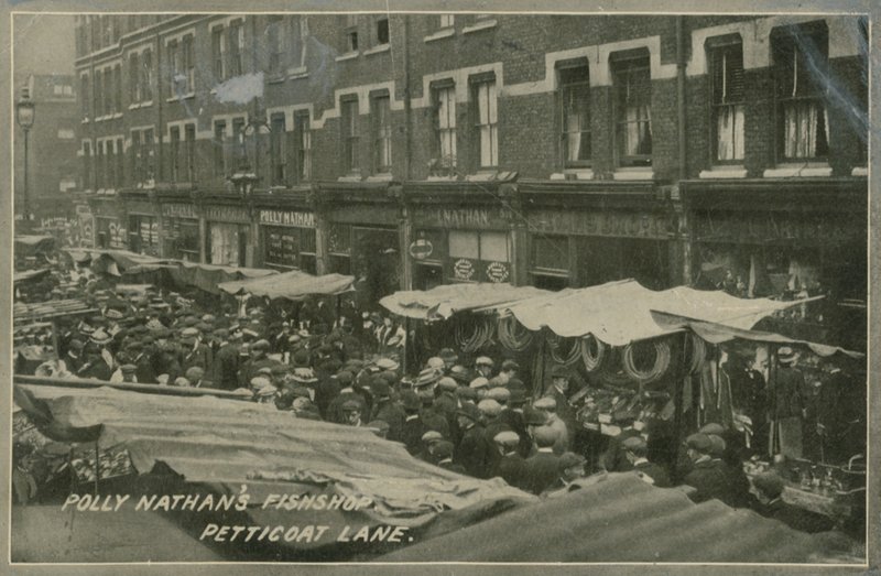 Polly Nathans fiskebutikk, Petticoat Lane, London av English Photographer