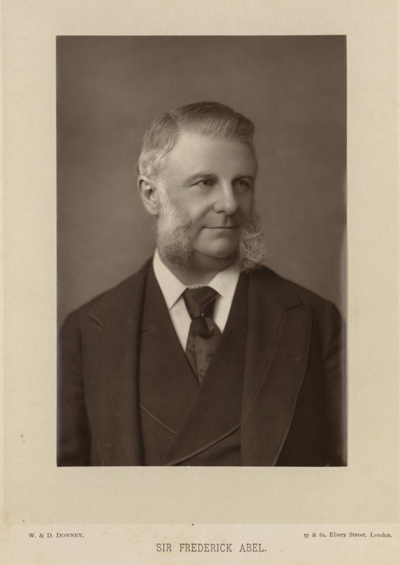 Portrett av Sir Frederick Abel av English Photographer