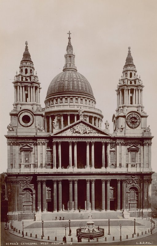 Postkort av vestfronten av St Pauls Cathedral av English Photographer