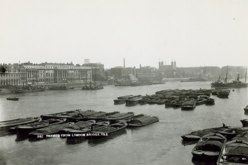 Postkort med utsikt over Themsen fra London Bridge av English Photographer