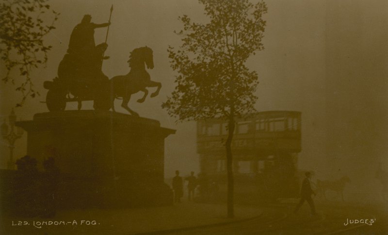 Postkort med et bilde av London i smog av English Photographer