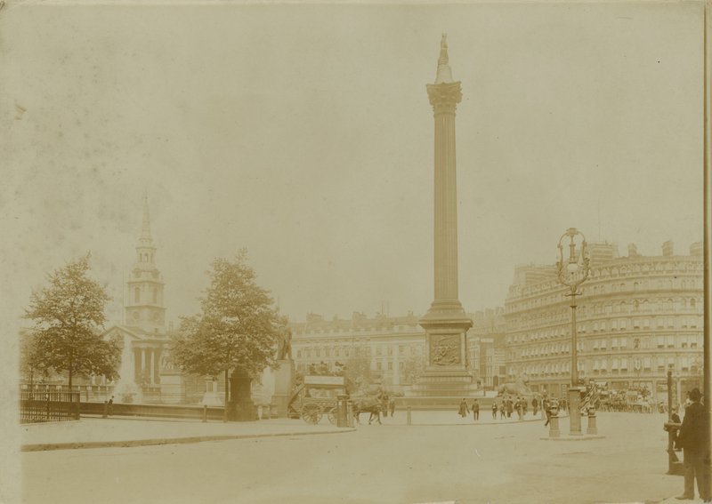 Postkort med et bilde av Trafalgar Square av English Photographer