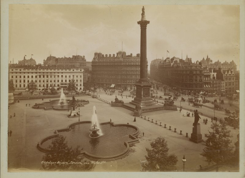 Postkort med et bilde av Trafalgar Square av English Photographer