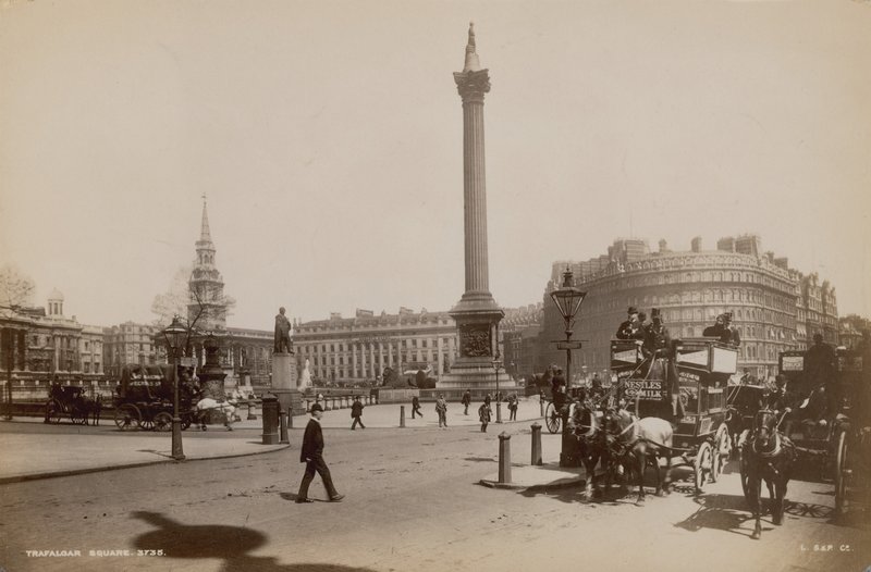 Postkort med et bilde av Trafalgar Square av English Photographer
