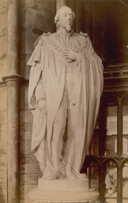 Postkort med et bilde av en statue av Benjamin Disraeli av English Photographer