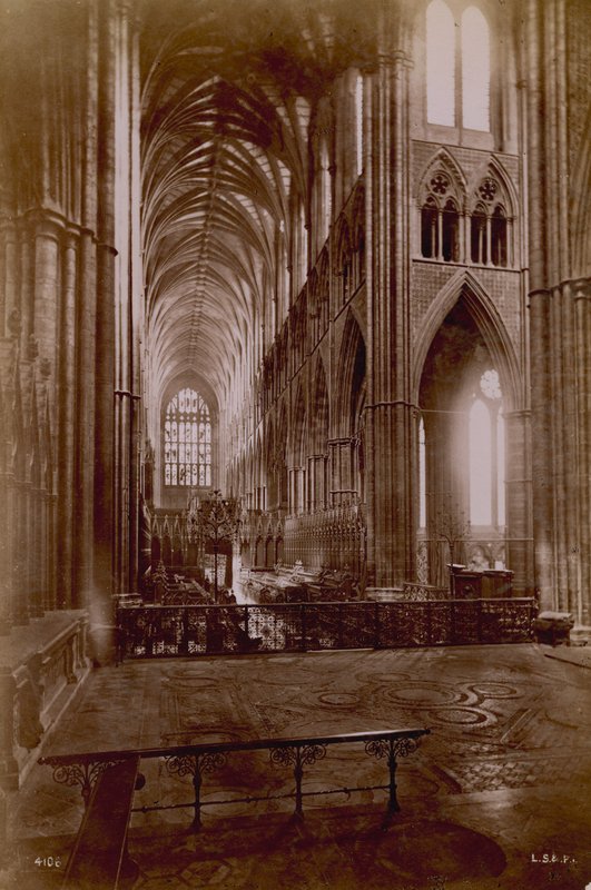 Postkort med et bilde av interiøret i Westminster Abbey av English Photographer