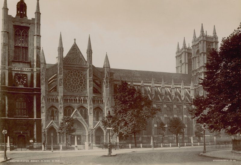 Postkort med et bilde av nordsiden av Westminster Abbey av English Photographer