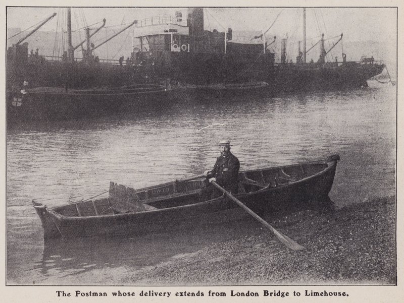 Postbud hvis levering strekker seg fra London Bridge til Limehouse i en båt på Themsen, London (s/hv-bilde) av English Photographer