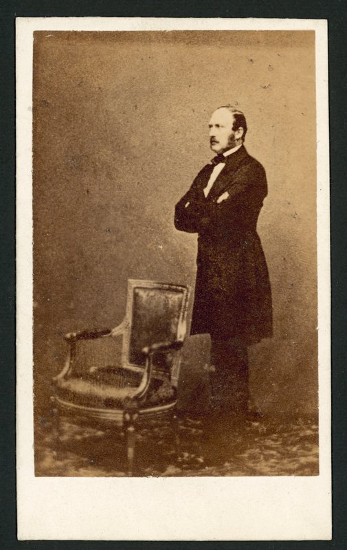 Prins Albert, stående bak en stol (s/hv-bilde) av English Photographer