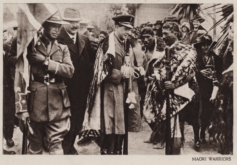 Prins av Wales med Maori-krigere, New Zealand (s/hvitt-bilde) av English Photographer