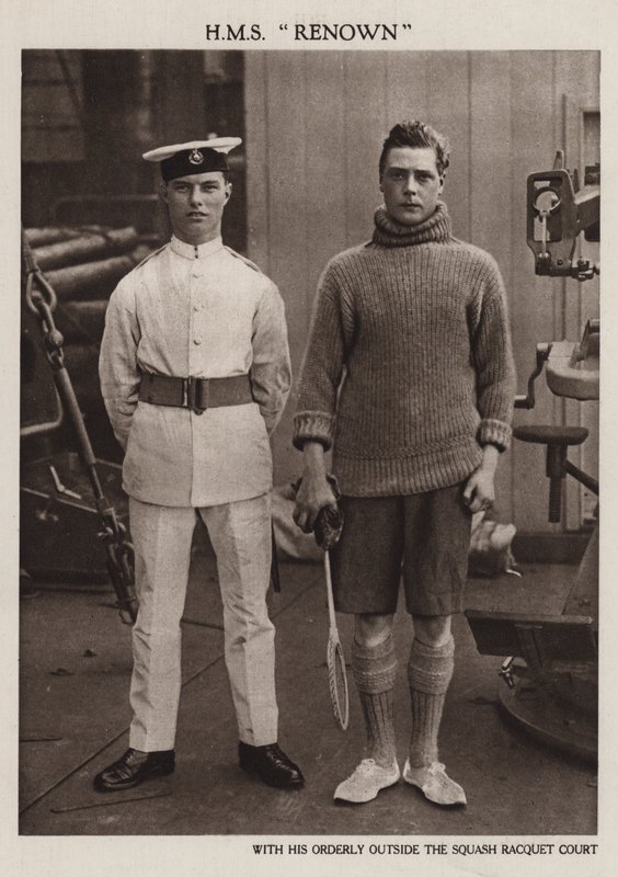 Prince of Wales med sin ordensmann ombord på HMS Renown (s/hv-bilde) av English Photographer