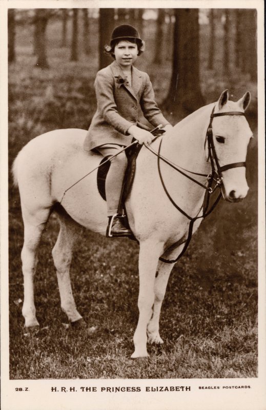 Prinsesse Elizabeth (senere dronning Elizabeth II) rir på en hvit ponni (s/hv-bilde) av English Photographer