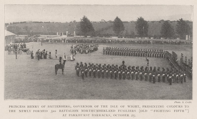 Prinsesse Henry av Battenberg, guvernør på Isle of Wight, presenterer Colors til den nyopprettede 3. bataljonen Northumberland Fusiliers (Old Fighting Fifth) på Parkhurst Barracks, 25. oktober (bw ph). av English Photographer