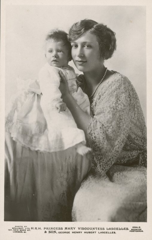 Prinsesse Mary, Viscountesse Lascelles, med sin eldste sønn, George (s/hv-bilde) av English Photographer