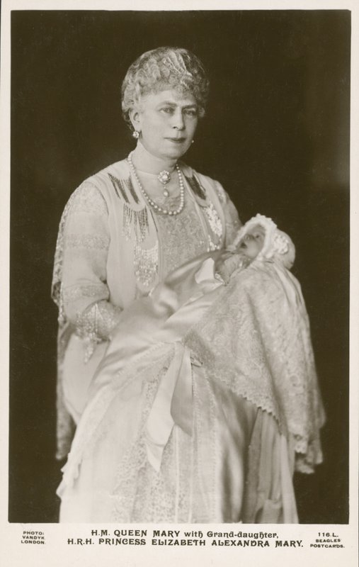 Dronning Mary, konsort av kong George V, med barnebarnet hennes, prinsesse Elizabeth av English Photographer