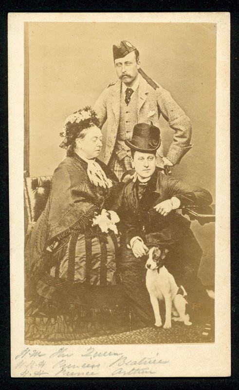 Dronning Victoria, prinsesse Beatrice og prins Arthur av English Photographer