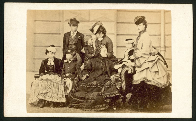 Dronning Victoria og medlemmer av hennes familie av English Photographer