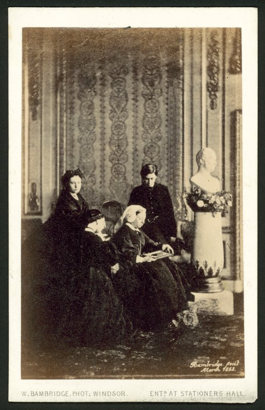 Dronning Victoria og medlemmer av hennes familie av English Photographer