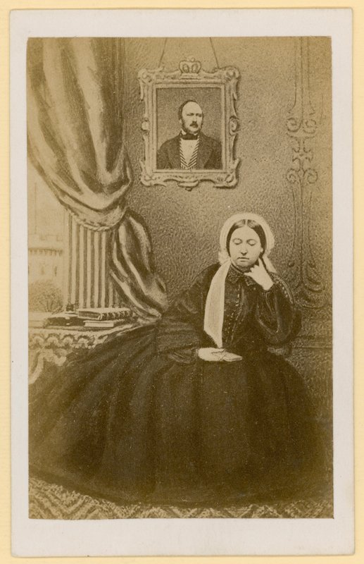 Dronning Victoria, da enke, med et portrett av prinsgemalen bak seg (s/hv-bilde) av English Photographer