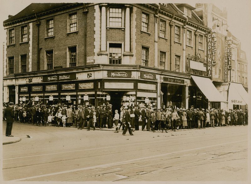 Kø for Charlie Chaplin i The Kid på The Majestic, High Street, Clapham, i cirka 1921 av English Photographer