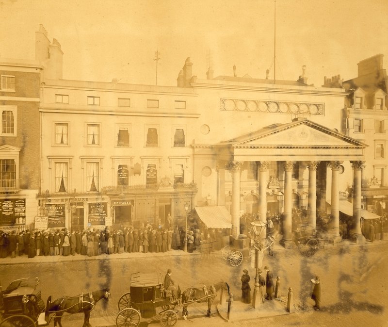 I kø på Haymarket i 1895 for den første natten av Trilby med Tree i hovedrollen av English Photographer
