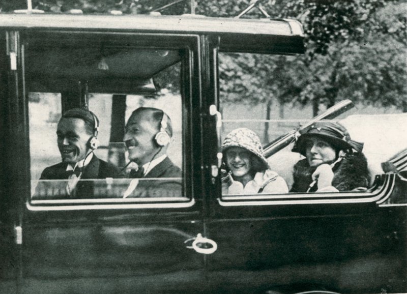 Radio on the Road, 1923 av English Photographer