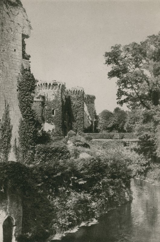 Raglan Castle, fra graven av English Photographer