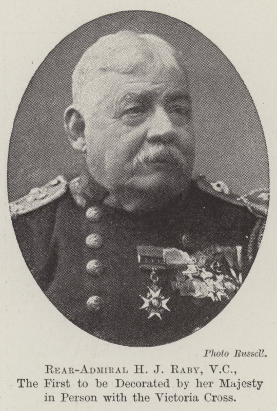 Kontreadmiral H J Raby, VC, den første som ble dekorert av hennes Majestet personlig med Victoria Cross av English Photographer