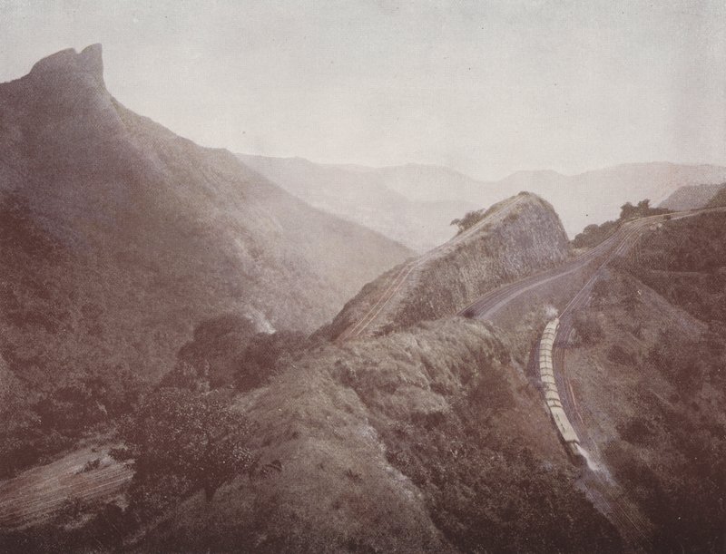 Reverseringsstasjon og Dukes Nose, Poona Ghat (farget bilde) av English Photographer